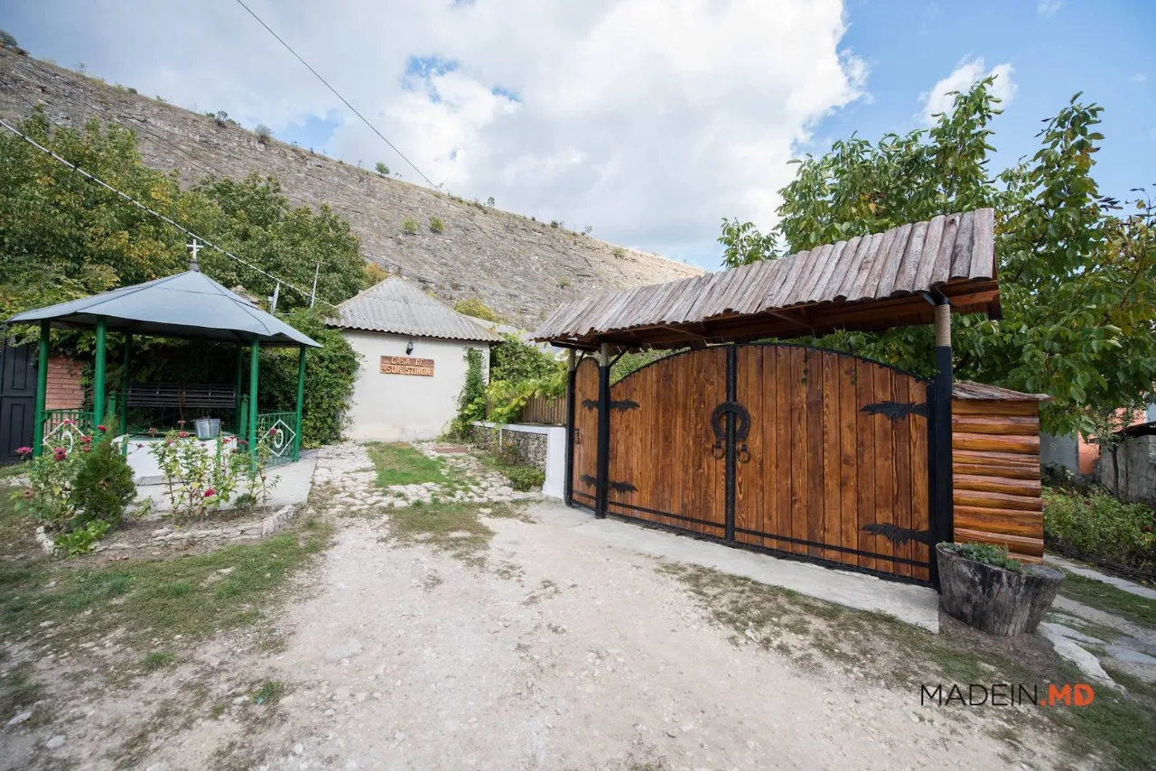 Photo of Casa de sub stanca