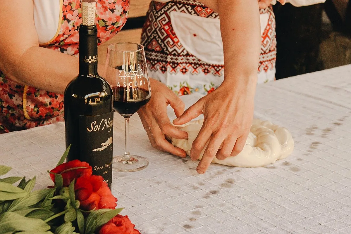 Vacanțe cu degustare de vinuri din Moldova la vinăria Asconi cu mâncăruri tradiționale.
